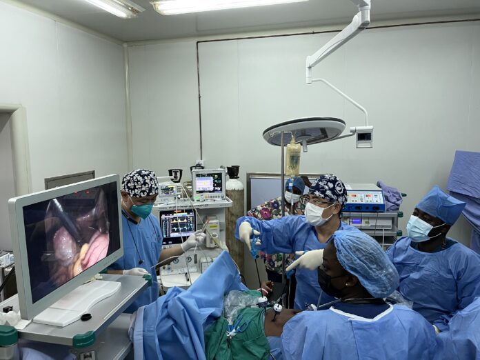 Chinese doctors and Ghanaian counterparts perform laparoscopic surgery in LEKMA hospital in Accra, capital of Ghana, June 29, 2022. The Chinese medical team in Ghana said Monday that they have achieved big progress in helping a local hospital improve its capacity of performing laparoscopic surgeries. (Xinhua)